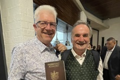 Allan-Winde-Premier-Ministre-de-Western-Cape-recoit-le-passeport-alsacien.-Gala-a-Klein-Constancia